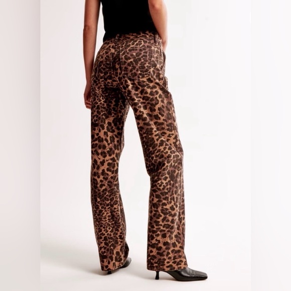 Abercrombie Mid Rise Slouchy Jeans - Picture 2 of 4